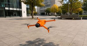 Venkovní testovací let GPS dronu na městském náměstí